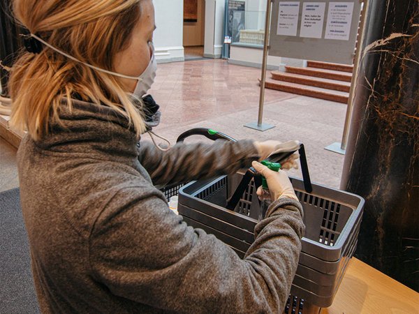 Wie in manchen Läden werden Körbe ausgegeben, um den Nutzerstrom zu regulieren, Foto: Thomas Kademann