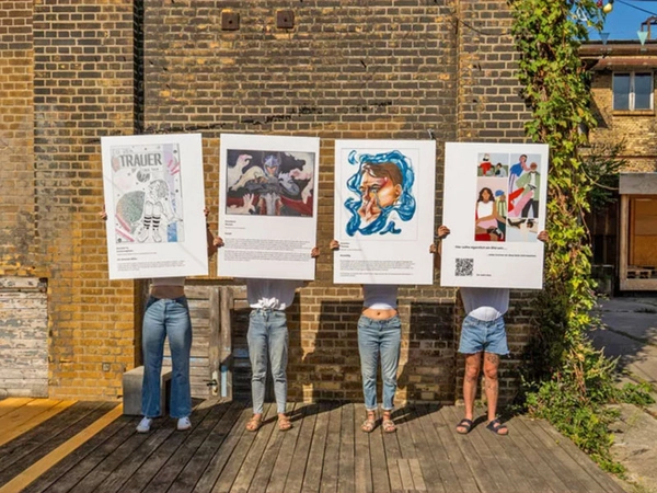 Kreative Arbeit aus dem Careleaver-Kollektiv: Ihre Erfahrungen aus Wohngruppen und Pflegefamilien haben die jungen Leute künstlerisch verarbeitet. Daraus wurde ein Careleaver-Kalender. Foto: Luna Wolf
