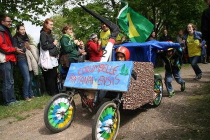Tollkühne Rennen in verrückten Kisten