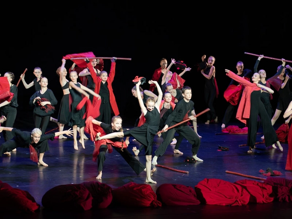 "ohne.viel.mehr." – Tanztheaterstück von Brit Böttge mit der Juniorcompany der Jüngeren (6-13 Jahre), Foto: Andrej Krementschouk