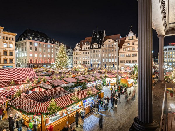 Blick vom Balkon des Alten Rathaus auf den Leipziger Weihnachtsmarkt, Foto: Eric Kemnitz