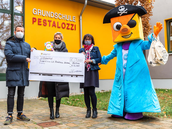 Halle Leipzig The Style Outlets: Scheckübergabe an Grundschule Pestalozzi, Foto: NEINVER