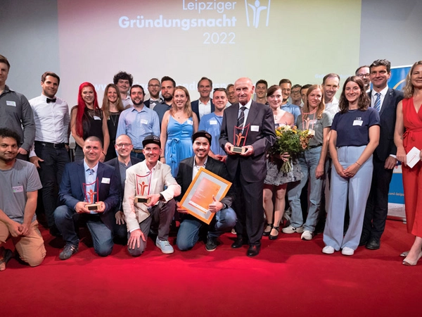 Rico Licht (vordere Reihe, 3. von links) und Simon Mittelbach (vordere Reihe, 4. von links), gewinnen den Start-up-Preis der Sparkasse Leipzig für ihre Unternehmensgründung Evidence Bike UG. Foto: Jessica Fritsche
