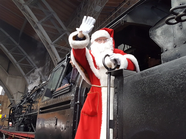 Der Weihnachtsmann macht sich wieder auf den Weg nach Leipzig und kommt am 29. November 2025 am Hauptbahnhof an. Foto: Stadt Leipzig