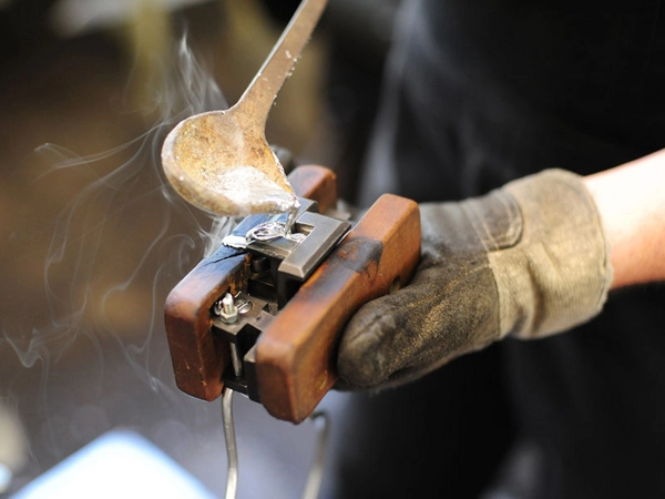 Handguss von Bleibuchstaben im Museum für Druckkunst Leipzig, Foto: D. Grundmann / westend-PR