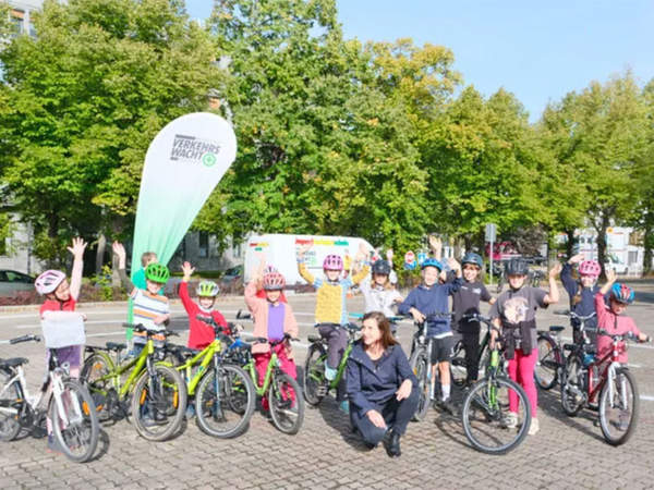 Großer Jubel bei den Kindern der AHB-Grundschule über den neuen Radübungsplatz. Bürgermeisterin Vicki Felthaus (vorn Mitte) freut sich darüber, dass der Platz außerhalb der Schulzeiten öffentlich nutzbar ist. Foto: Stadt Leipzig
