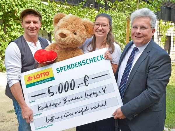 Schauspieler Hendrik Duryn übergab gemeinsam mit Sachsenlotto-Geschäftsführer Frank Schwarz seine "Möglichmacher-Unterstützung" für Bärenherz an Geschäftsführerin Ulrike Herkner. Foto: Sachsenlotto