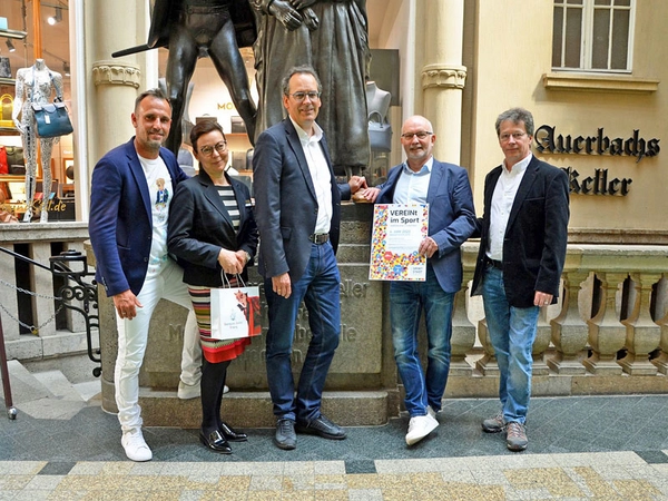 Die Organisatoren des 29. Leipziger Stadtfestes am Eingang von Auerbachs Keller, Foto: Andreas Schmidt