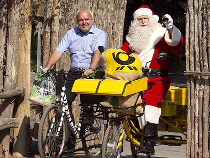 Weihnachtsmann aus Himmelpfort übernimmt Giraffen-Patenschaft im Zoo Leipzig Weihnachtsmann aus Himmelpfort übernimmt Giraffen-Patenschaft im Zoo Leipzig