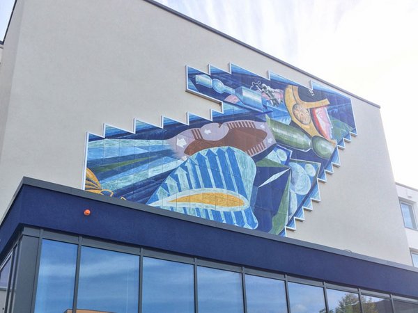 Emaille-Wandbild des DDR-Künstlers Karl-Heinz Schmidt am Giebel der 66. Grundschule in Mockau-Nord, Foto: Stadt Leipzig / Thomas Mayer