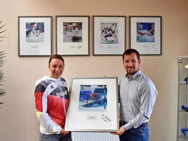 Andrea Herzog und Christoph Kirsten mit dem gerahmten Foto der Sportlerin, Foto: Kanupark Markkleeberg
