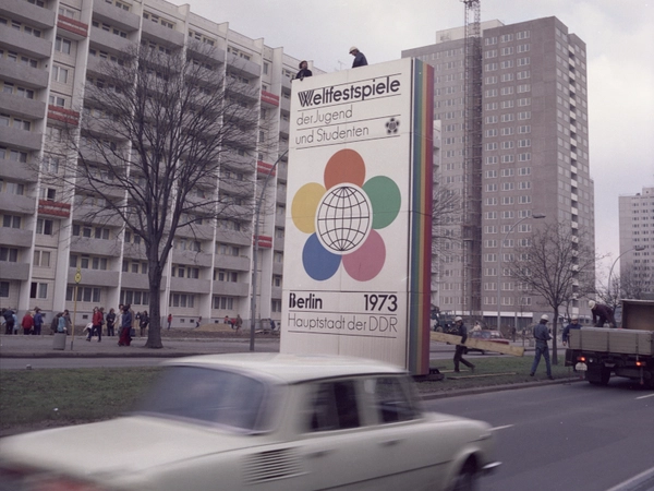 Das beigefügte Bildmaterial kann zur Ankündigung der Veranstaltungen kostenfrei mit folgender Quellenangabe genutzt werden: Aufbau eines Großplakates für die X. Weltjugendfestspiele in Ost-Berlin; Quelle: BArch, Bild 1983-M0411-431 / Manfred Siebahn
