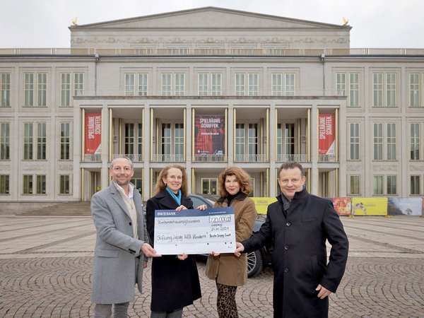 Stiftung "Leipzig hilft Kindern" nimmt Spendenscheck in Höhe von 220.000 Euro entgegen. Foto: Porsche AG - Leipzig