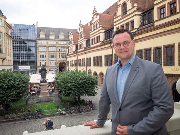 Eric Buchmann vor dem Alten Rathaus in Leipzig, Foto: Hieronymus-Lotter-Gesellschaft
