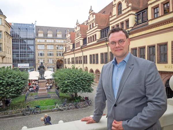 Eric Buchmann vor dem Alten Rathaus in Leipzig, Foto: Hieronymus-Lotter-Gesellschaft