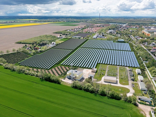Zukunftsblick auf die größte Solarthermie-Anlage Deutschlands. Ab 2026 soll die Anlage in Leipzig umweltfreundliche Wärme in das Fernwärmenetz einspeisen. Foto: Leipziger Stadtwerke