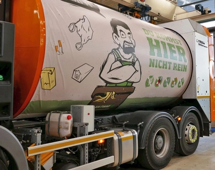 Michi ist jetzt auf einem Drehtrommelfahrzeug der Stadtreinigung Leipzig präsent