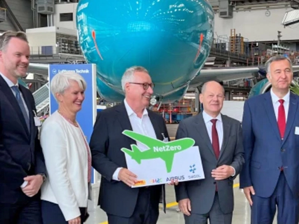 Götz Ahmelmann (CEO Mitteldeutsche Flughafen AG), Helge Sachs (SVP Sasol), Sabine Klauke (CTO Airbus), Alexander Voigt (CEO HH2E), Bundeskanzler Olaf Scholz, Markus Otto (CEO EAT), Foto: Mitteldeutsche Flughafen AG