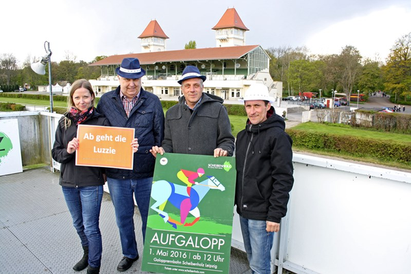 Scheibenholz-Mitarbeiterin Franziska Margalle, Jürgen Funke (Präsident LRRS e.V.), Alexander Leip (Geschäftsführer Scheibenholz GmbH) und Pferdetrainer Marco Angermann (v.l.) freuen sich auf Sonntag.
