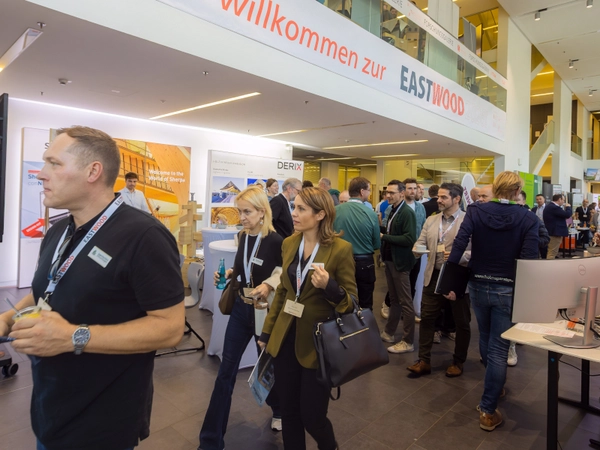 Die Fachausstellung im Nieper-Bau bietet Raum für den Austausch mit Systemanbietern, Softwarehäusern und weiteren Partnern des Holzbaus. Foto: EASTWOOD / Swen Reichhold 
