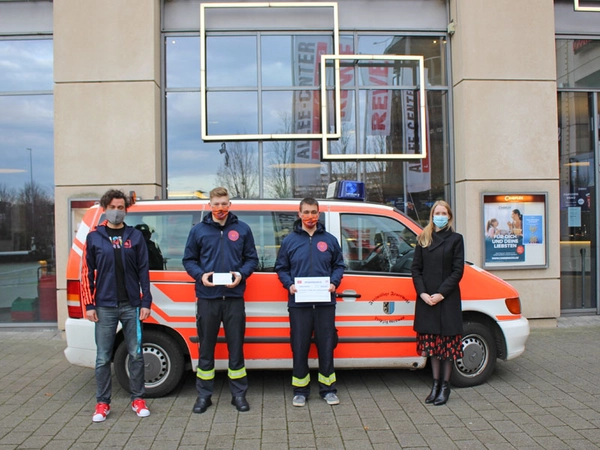 Spendenübergabe: Theaterleiter Georg Wehrstedt, Team der Kinder- und Jugendfeuerwehr, Centermanagerin Stefanie Behrends, Foto: Cineplex Leipzig
