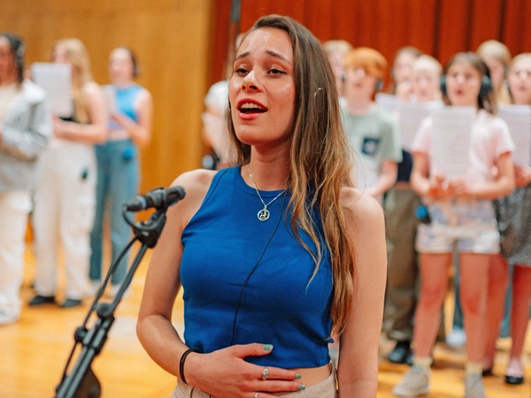 Lara Samira (Singer-Songwriterin) und GewandhausKinderchor, Foto: Simon Steinbrecher (BDX Media)