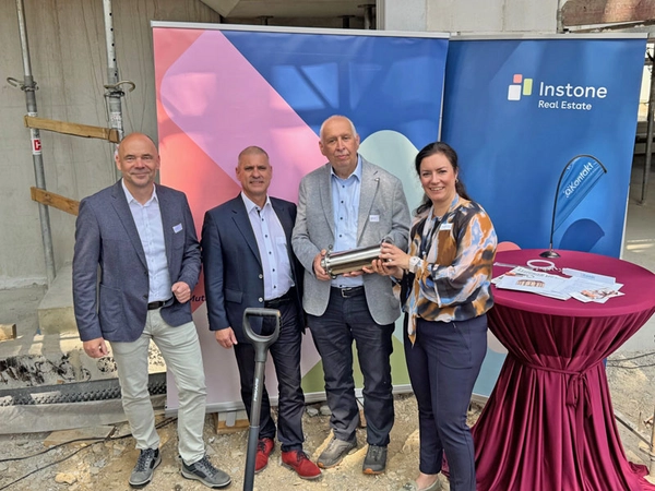 Feierten gemeinsam den Baufortschritt in der Parkstadt Leipzig; v.l.n.r.: Uwe Rasch, Jörg Böttger, Jörg Keim (Vorstände der WBG Kontakt), Saidah Bojens (Niederlassungsleiterin Berlin und Sachsen der Instone Real Estate Development GmbH)