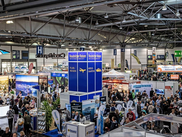 Egal ob mit dem Schiff, mit dem Flugzeug, zu Fuß oder mit dem Rad: In Halle 4 präsentierten Ausstellerinnen und Aussteller ihre Touristikangebote, Foto: Landesmesse Stuttgart GmbH