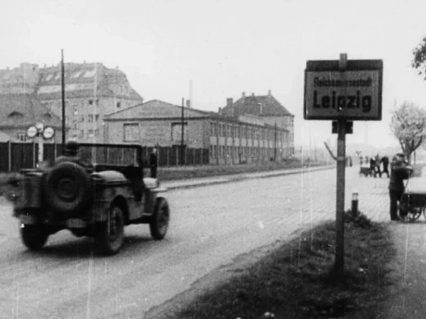 Ein Jeep der amerikanischen Besatzungstruppen bei der Einfahrt in die "Reichsmessestadt" Leipzig, vermutlich Frühjahr/Sommer 1945, Foto: Stadt Leipzig / Stadtarchiv