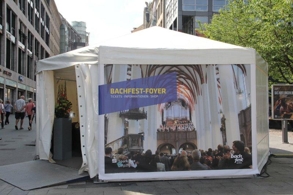 Das Ticketzelt des Bachfests Leipzig in der Petersstraße