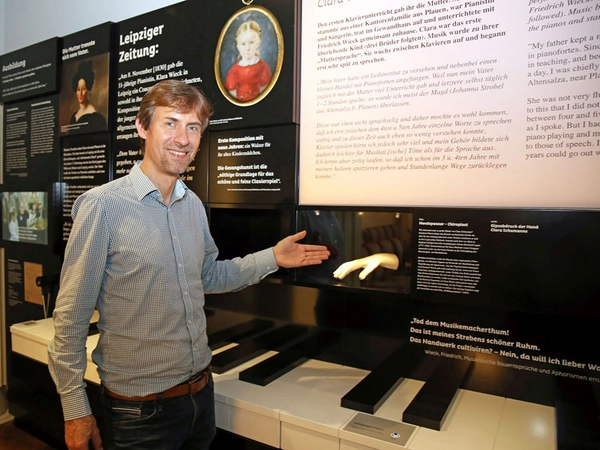 Gregor Nowak gewährt einen ersten Blick in die neue Dauerausstellung im Schumann-Haus, Foto: Andreas Schmidt