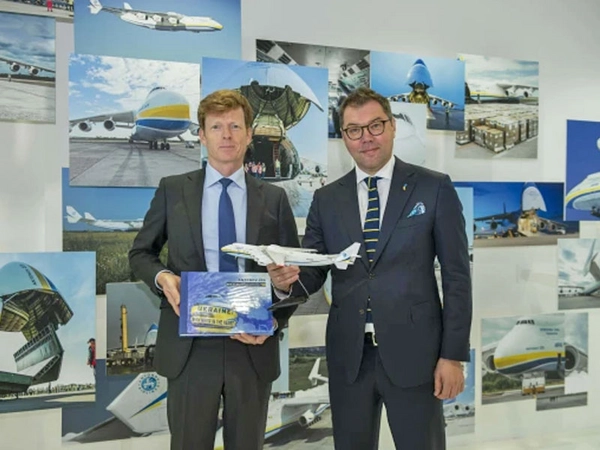 Ausstellung „Light and Shadow. The Antonov Story“ am Flughafen Leipzig/Halle offiziell eröffnet: Götz Ahmelmann und Oleksii Makeiev, Foto: Mitteldeutsche Flughafen AG