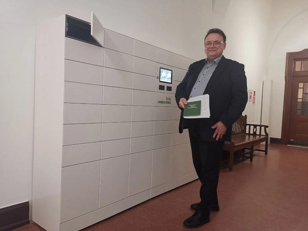 Uwe Bernhardt, Abteilungsleiter Standesamt, testet die neue Dokumentenausgabestation, Foto: Stadt Leipzig