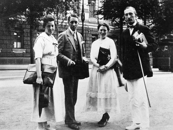 Studierende in der 20er Jahren: Otto Suhr (rechts), später Berlins Regierender Bürgermeister (1955-57), und seine Frau Susanne (2.v.r.) - hier gemeinsam mit Freunden - studierten in Leipzig, Foto: Universitätsarchiv Leipzig
