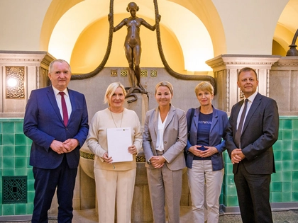 Staatsminister Thomas Schmidt übergibt Fördermittelbescheid an Klinikum St. Georg in Leipzig