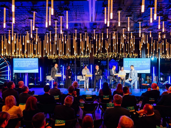 Auf dem Podium beim Neujahrsempfang 2026 wurde aus Sicht der Universitätsmedizin die Frage diskutiert, wie die Fachkräfte der Zukunft zu gewinnen seien. Foto: UKL / Hüller