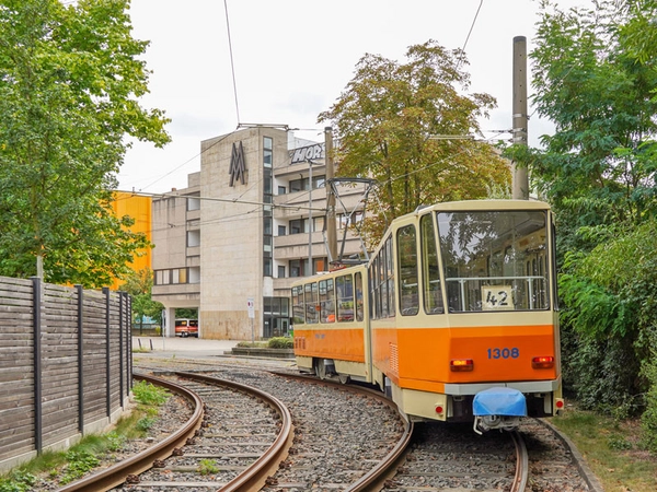 In der Wendeschleife Deutscher Platz steht der KT4D 1308, stilecht als Linie 42, Foto: Dave Tarassow