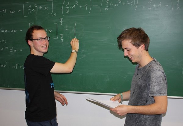 Tom Radisch und William Würpel, Studenten der Energie-, Gebäude- und Umwelttechnik, arbeiten im Mathevorkurs als Tutoren zusammen. (Archivbild aus dem Vorjahreskurs)