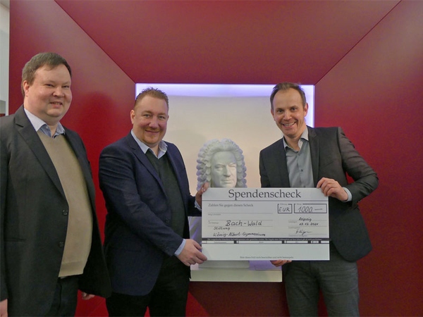 Spendenübergabe an den Intendanten des Leipziger Bachfestes Prof. Dr. Michael Maul (re.) durch die Vorsitzenden der Stiftung König-Albert-Gymnasium Leipzig Hartmut Krüger (li.) und Marcus Dix, Foto: Stiftung König-Albert-Gymnasium Leipzig