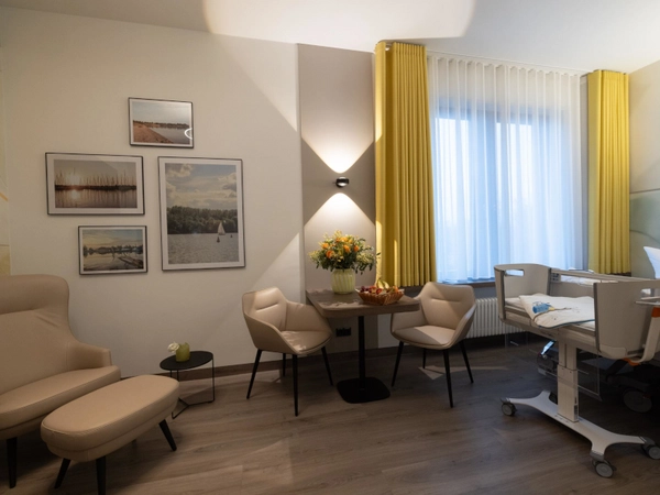 Warme Farbtöne und indirekte Beleuchtung sorgen in den neuen Familienzimmern des UKL für eine angenehme Atmosphäre. Foto: UKL / Stefan Straube