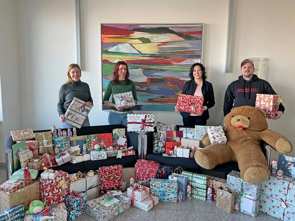 Elise Bickel, Nicole Schiritz und Steve Kardis vom Kinderschutzbund Leipzig e. V. erhalten die Päckchen, die Simone Wagner (Mitte) stellvertretend für alle beteiligten Mitarbeiter der Sparkasse Leipzig am Montag überreichte. Foto: Sparkasse Leipzig