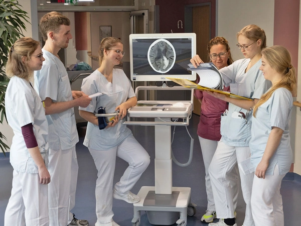 Für insgesamt vier Wochen haben sieben Studierende und Auszubildende „das Zepter in der Hand“ – und zwar auf der Station 4.2 in der Klinik für Neurochirurgie. Foto: UKL / Stefan Straube
