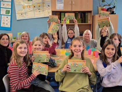 Planspiel, Sprechstunde und blauer Rathausturm zum Tag der Kinderrechte