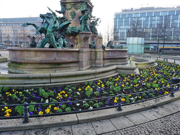 Gärtnerinnen und Gärtner der Stadtreinigung Leipzig pflanzten insgesamt 14.700 Frühlingsblüher ein, Foto: Stadtreinigung Leipzig