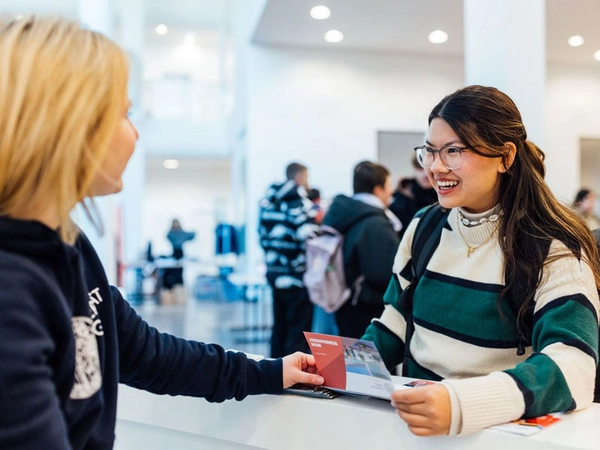 Beim Studieninformationstag können Besucher und Besucherinnen am Campus Augustusplatz Uni-Luft schnuppern und sich umfassend beraten lassen. Foto: Universität Leipzig / Christian Hüller