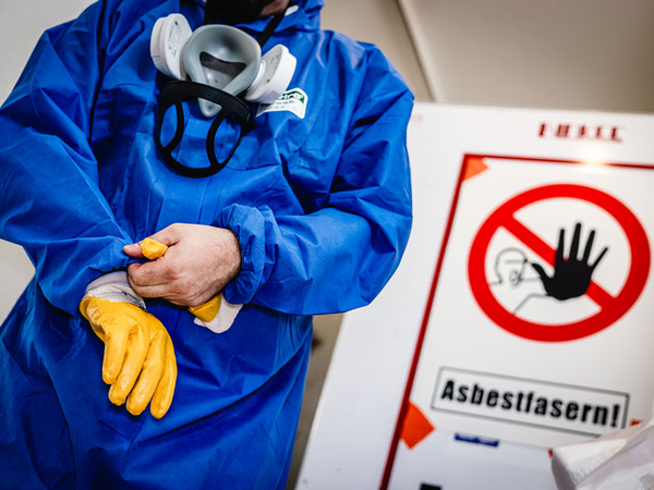 Schutzmaßnahmen Asbest, Foto: IG Bau