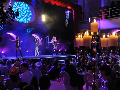 Erfolgreiche Premiere der Weihnachts-Dinnershow "Viva Las Vegas" in Leipzig