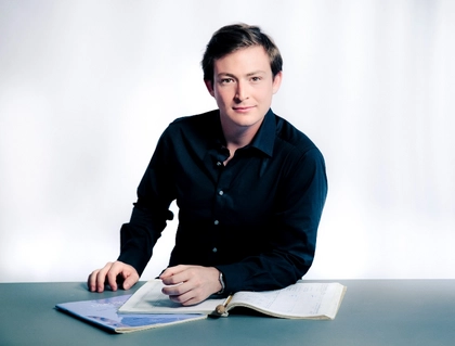 Musikalische Komödie: Probe des Orchesters mit jungen Dirigenten