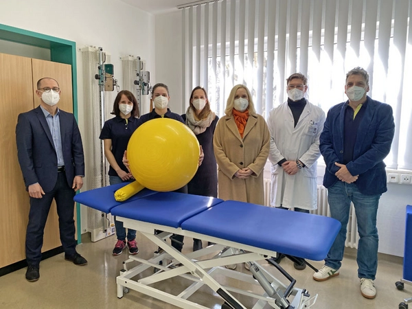 Freuen sich über den erfolgreichen Start: Geschäftsführerin des Klinikums Dr. Iris Minde (3. von rechts) und R. Friese (GF St. Georg MVZ, ganz links) mit dem Kernteam des neuen Zentrums für Ambulante Rehabilitation, Foto: Klinikum St. Georg
