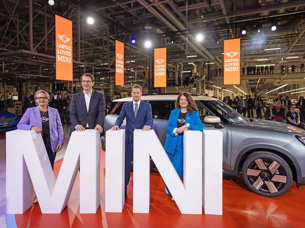 Feierten den Produktionsstart des MINI Countryman im BMW Group Werk Leipzig: Werkleiterin Petra Peterhänsel, BMW Produktionsvorstand Milan Nedeljković, Sachsens Ministerpräsident Michael Kretschmer und MINI Markenchefin Stefanie Wurst. Foto: BMW Group 